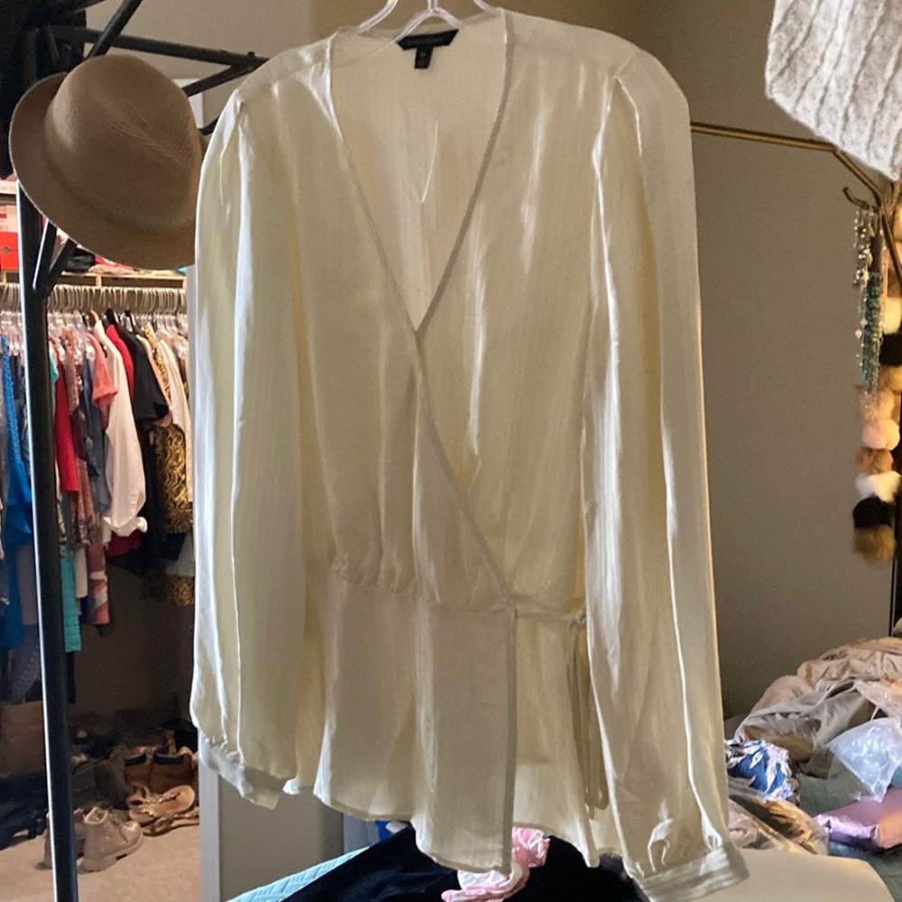 Sophisticated and sexy! Banana Republic Blouse, Sz M, NWT Cream